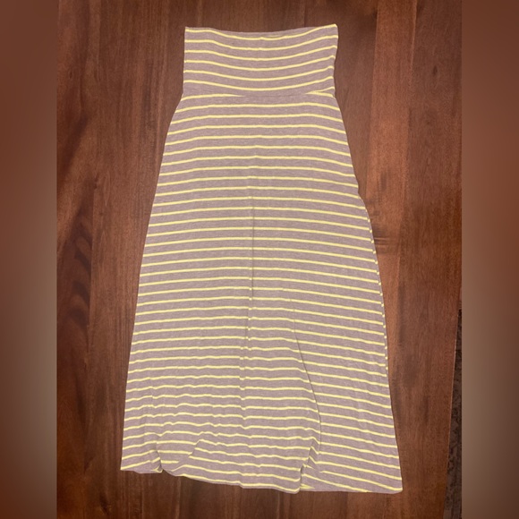 3/$12 Windsor maxi skirt - Picture 1 of 5